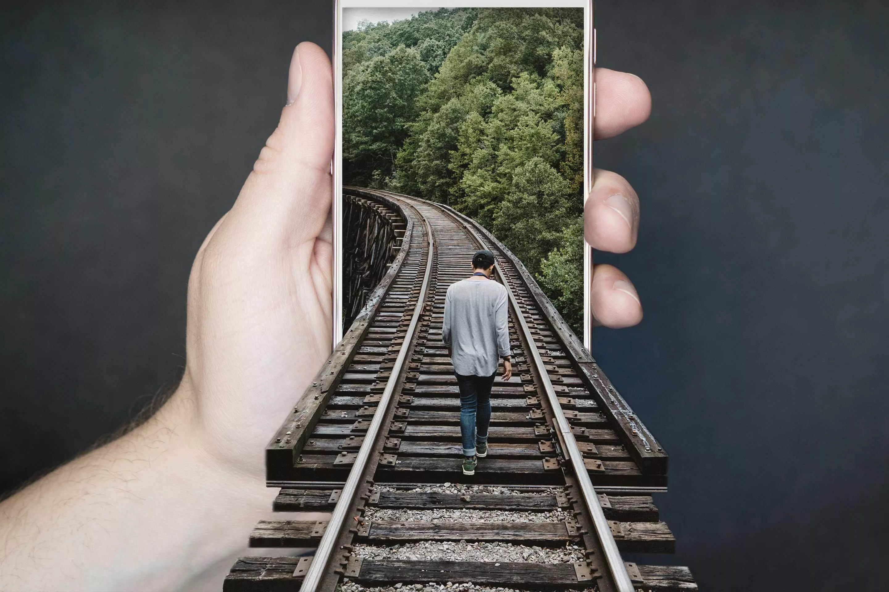 Smartphone in der Hand mit geöffneter eBesucher Surfbar - Geld verdienen mit dem Handy